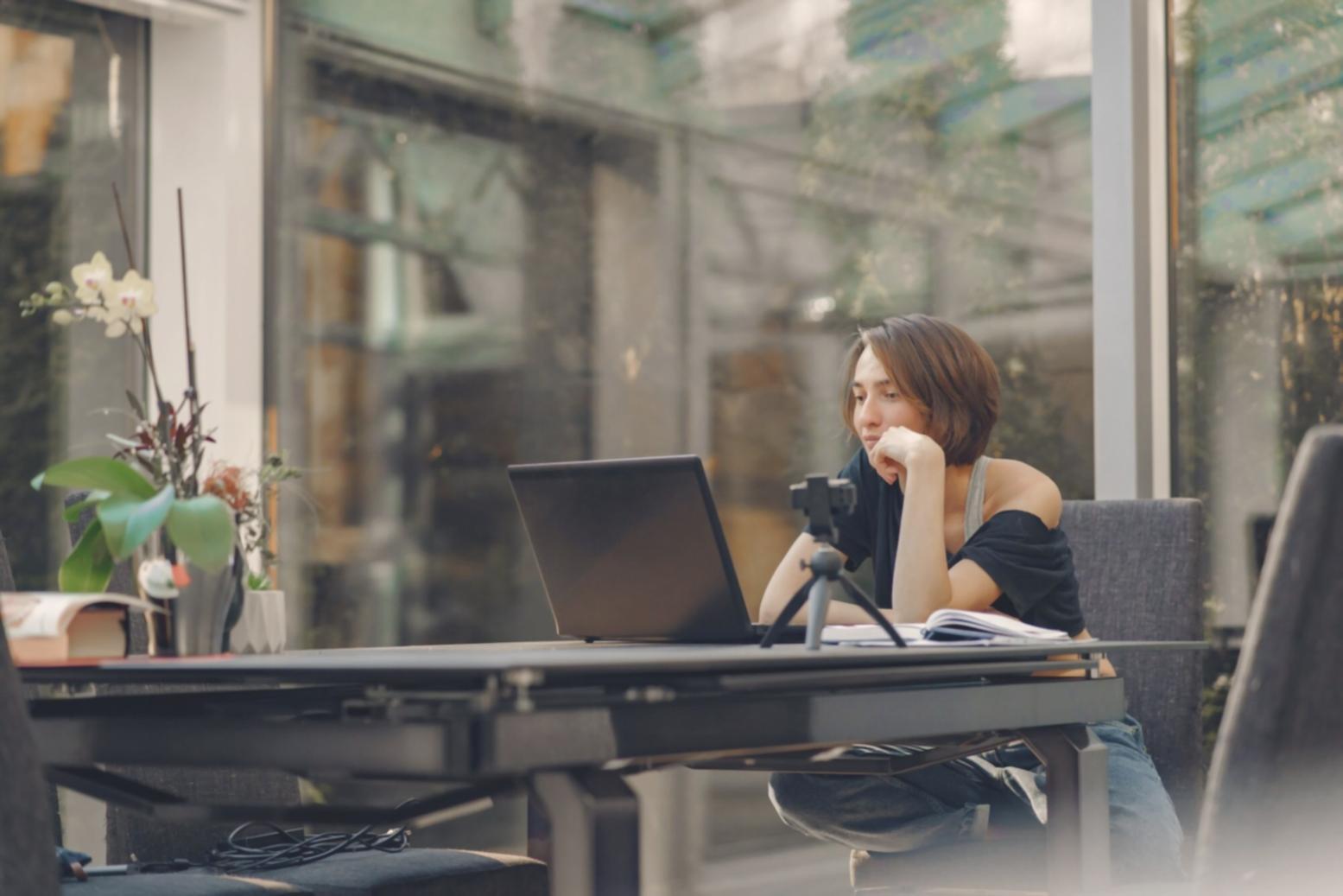 Bureau de conseil financier moderne avec espace de consultation personnalisée
