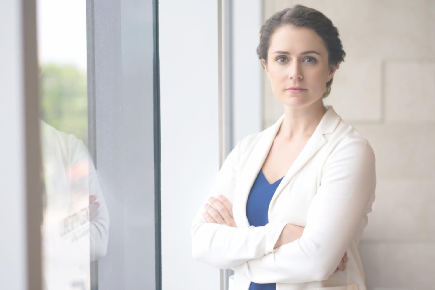 Espace de travail avec documents financiers et outils d'analyse